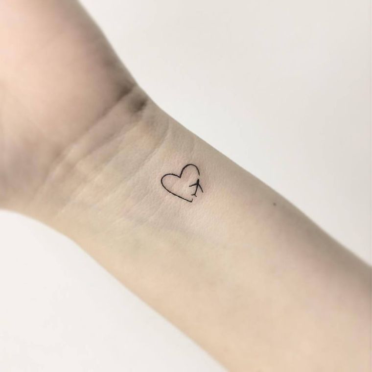 diskretiška širdies tatuiruotė moterims
