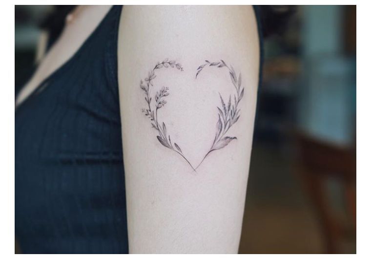 Mažos širdies tatuiruotė-diskretiška idėja moteriai