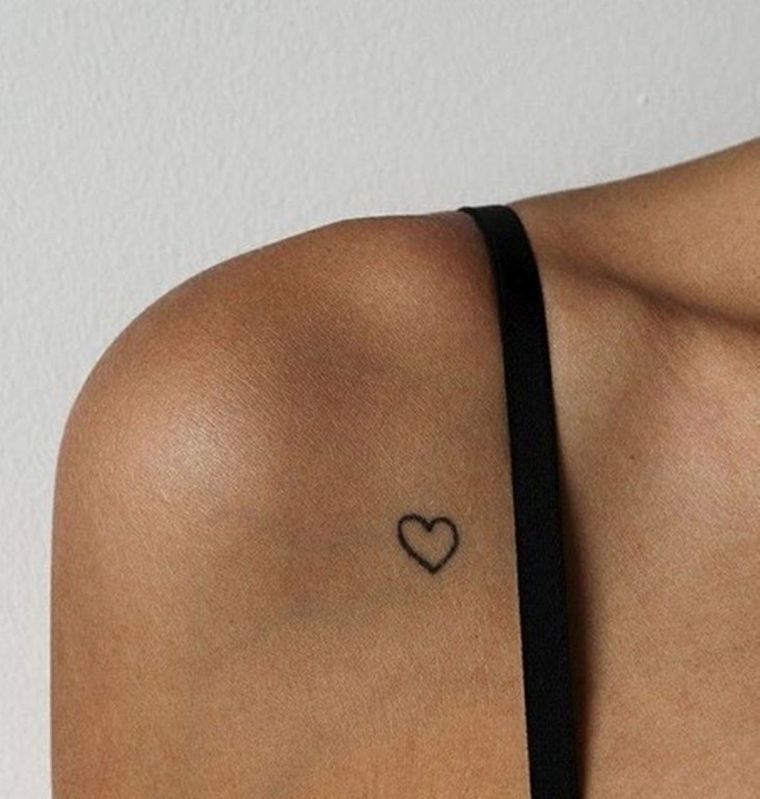 mažos širdies tatuiruotės-moters-peties idėjos