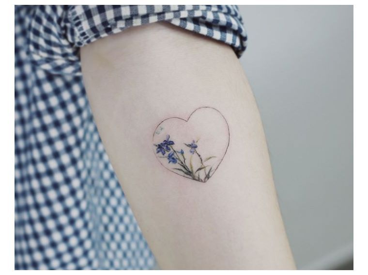 tatuiruotė-moteris-instagram-modelis-širdies gėlės