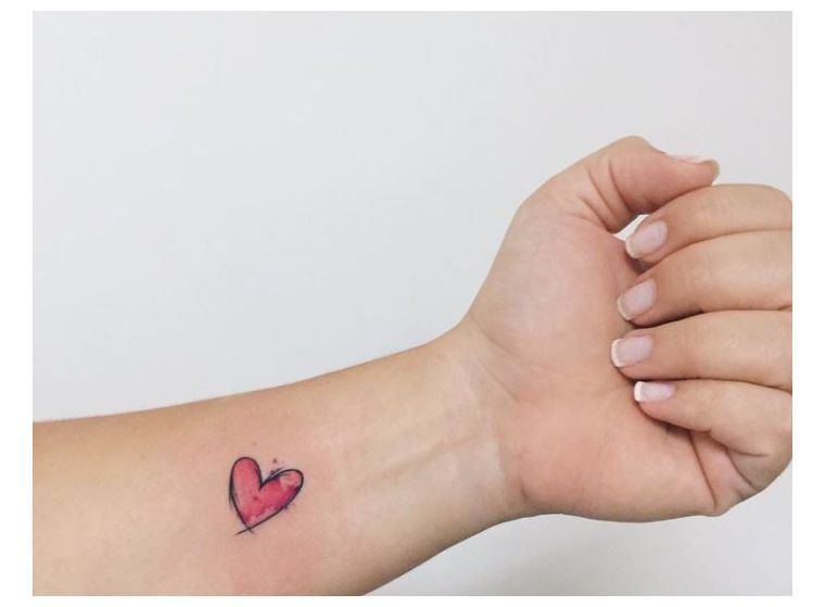 mažos spalvos tatuiruotė-moters širdis