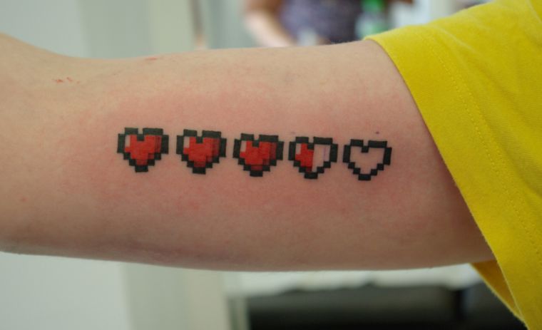 mažos širdies tatuiruotė-ranka-moteriai