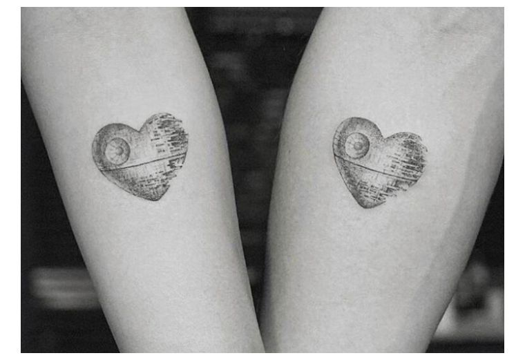 tatuiruotė-moteriai-juoda širdis