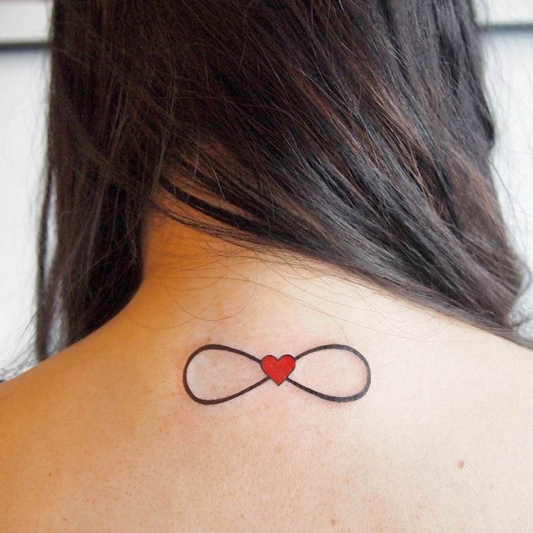 mažos širdies tatuiruotė-nugara moteriai
