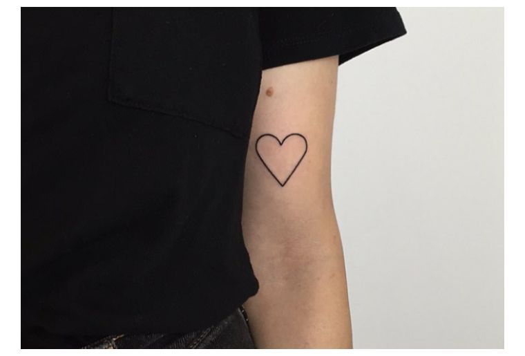 minimalistinė-tatuiruotė-moteriai-ranka-širdies vaizdas