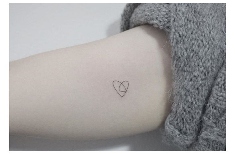 tatuiruotė-menas-abstrakti-moteris-ranka-širdis-maža