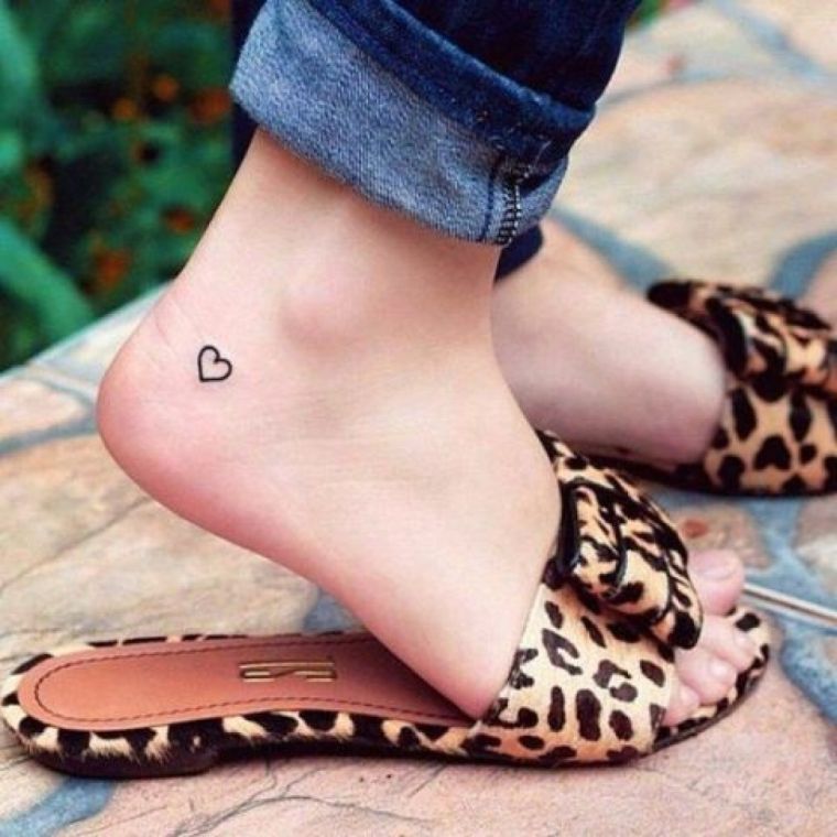 maža-diskretiška-tatuiruotė-moteris-širdies pėda