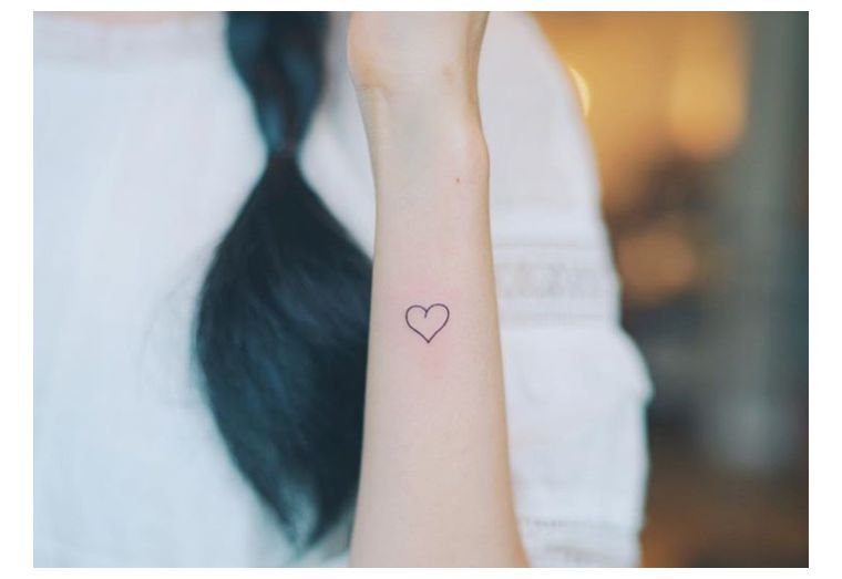 tatuiruotė-ranka-moteris-širdis-diskretiška-juoda