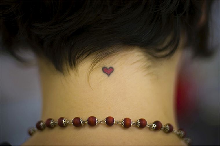 tatuiruotė-kaklas-moteris-maža-tatuiruotė-diskretiška-širdis raudona