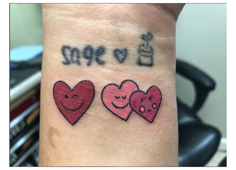 mažos širdies tatuiruotės spalvos rašto emoji