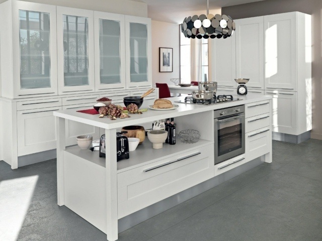 bijela kuhinja dizajn interijera viseća lampa bijeli kuhinjski otok