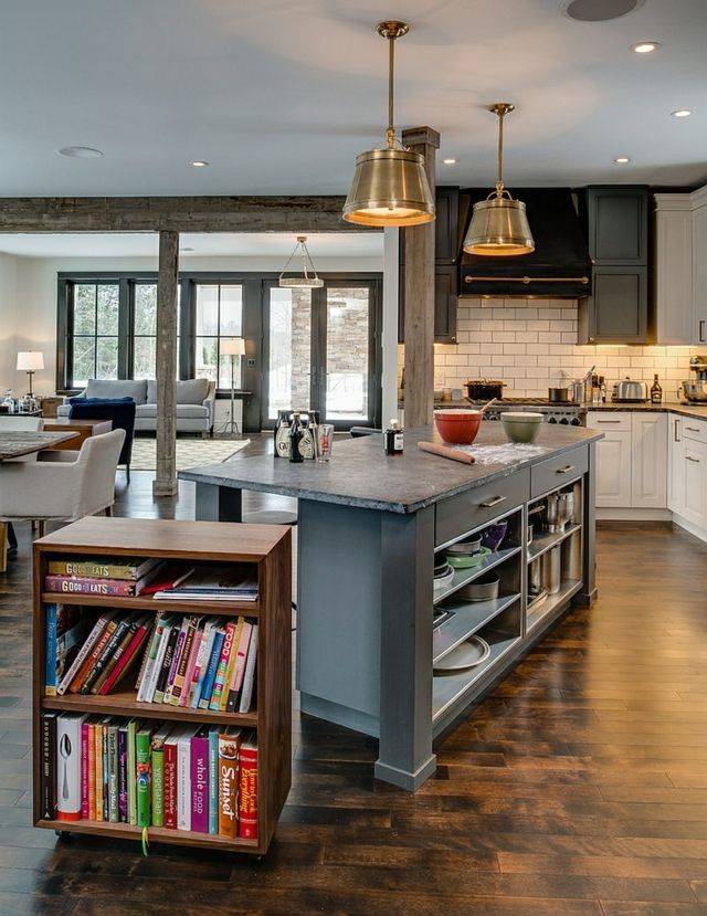 centrinė virtuvės sala pakabinama lempa knygų lentyna virtuvė