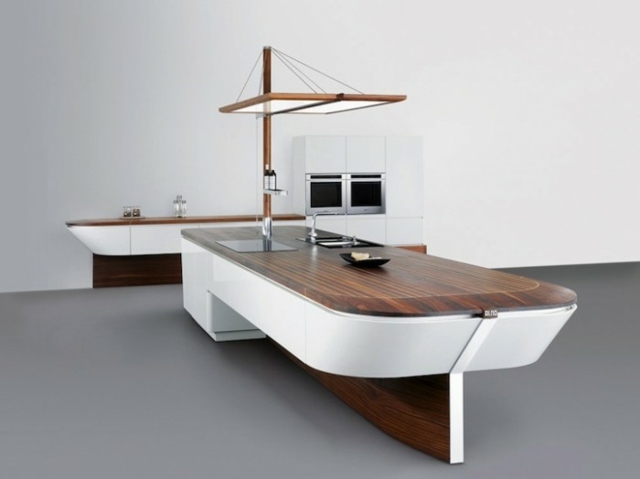 木製のヨットの形をしたデザインのキッチンアイランド