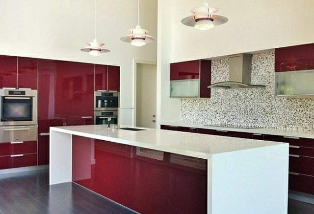 virtuvė raudona ir balta atvira centrinė salos paruošimo kriauklė