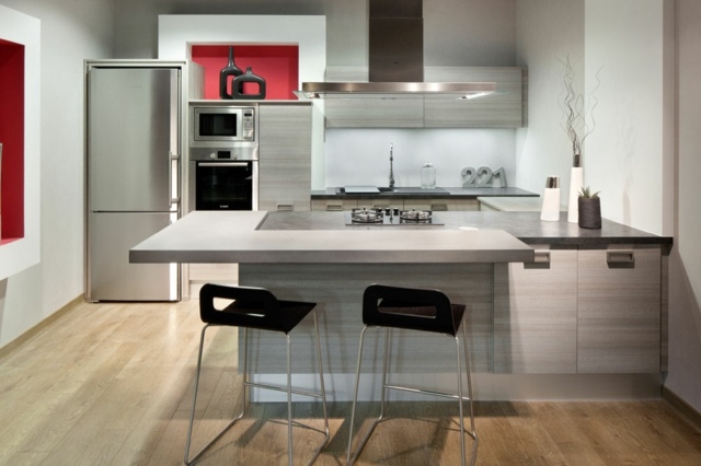 moderni virtuvė su gartraukiu su juodos spalvos išmatomis