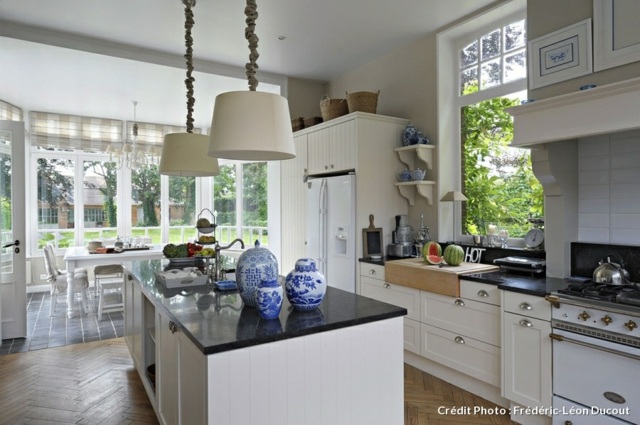 centrinė virtuvės sala balta pakabinama šviesa dizaino kriauklė virtuvės dekoratyvinis objektas