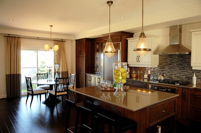 elegantiška virtuvės salos pakabinama šviesi medinė stalo medinė kėdė