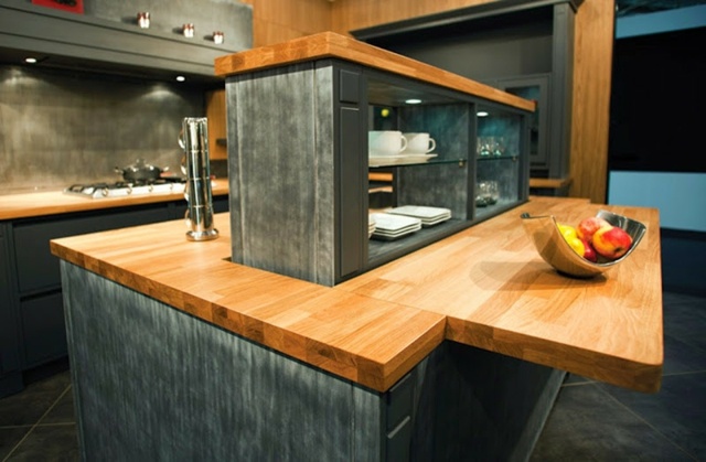 cucina moderna con isola centrale in legno