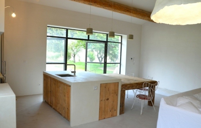 minimalistinio stiliaus virtuvė balta medžio centrinė sala