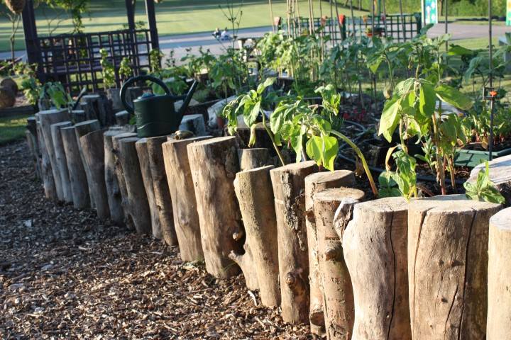 muro-tronchi-di-legno-giardino