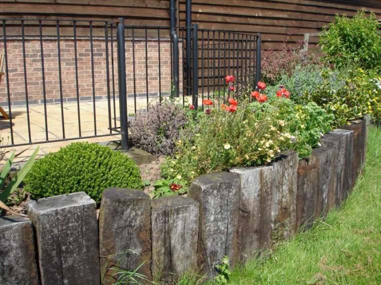 piccolo-muro-di-legno-in-giardino