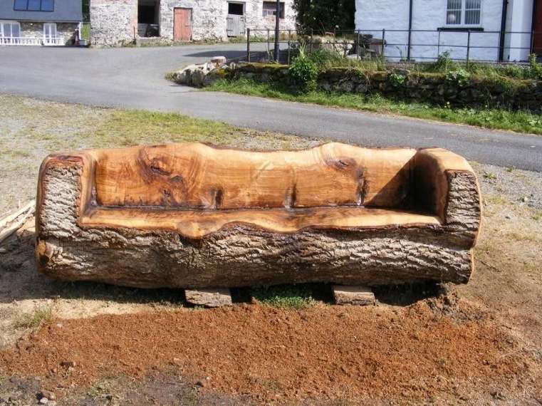 drvo-balvan-vrt-sofa