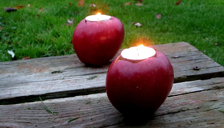 mele-con-candele-in-giardino