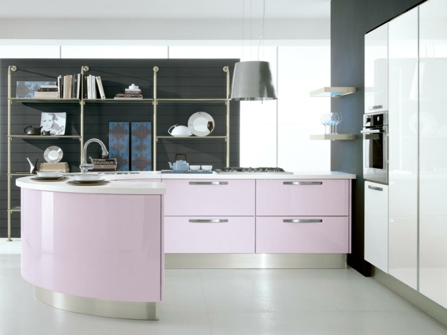 blijedo ružičaste opremljene kuhinje
