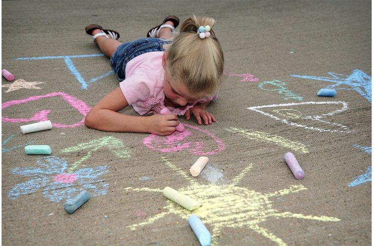 bambino-disegna-con-gessetto