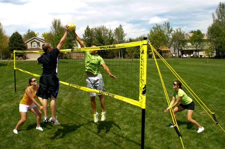 giochi di pallavolo su prato all'aperto