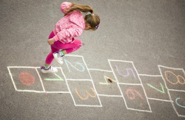 gioco all'aperto campana-sul-cemento-del-giardino