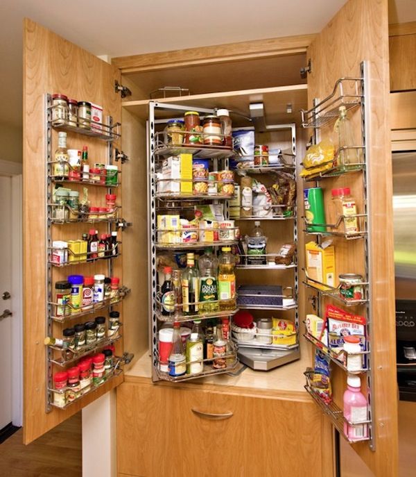 キッチンの設備の整った食器棚