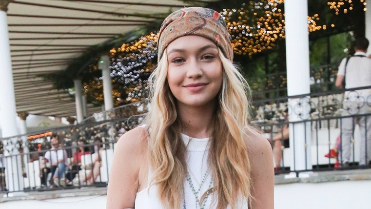 gigi-hadid-ilgų plaukų skara