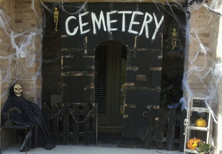 halloween-bejárat-a-temető