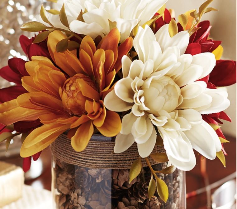 őszi asztal-Virágok-fenyőtobozokkal