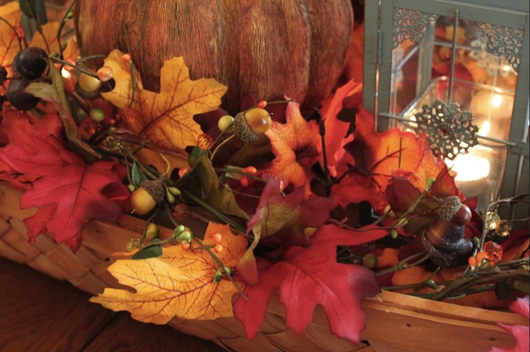 ランタンとスカッシュの秋のテーブルデコレーション