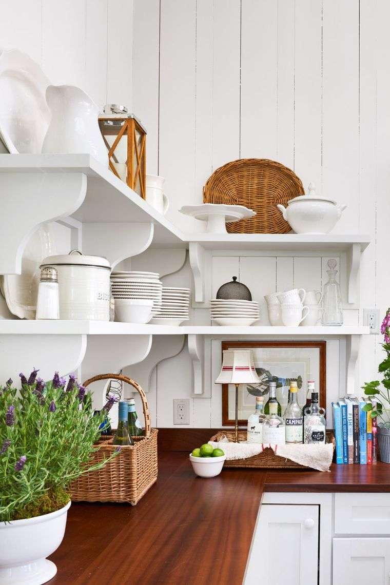 baltos medinės virtuvės dekoras