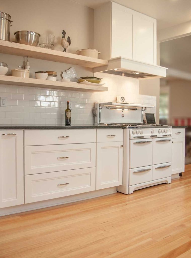 balta virtuvė su dizainerių virtuvės lentynomis