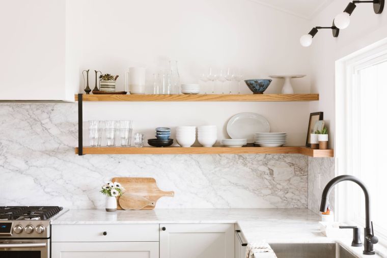 minimalistinio stiliaus virtuvės lentynos