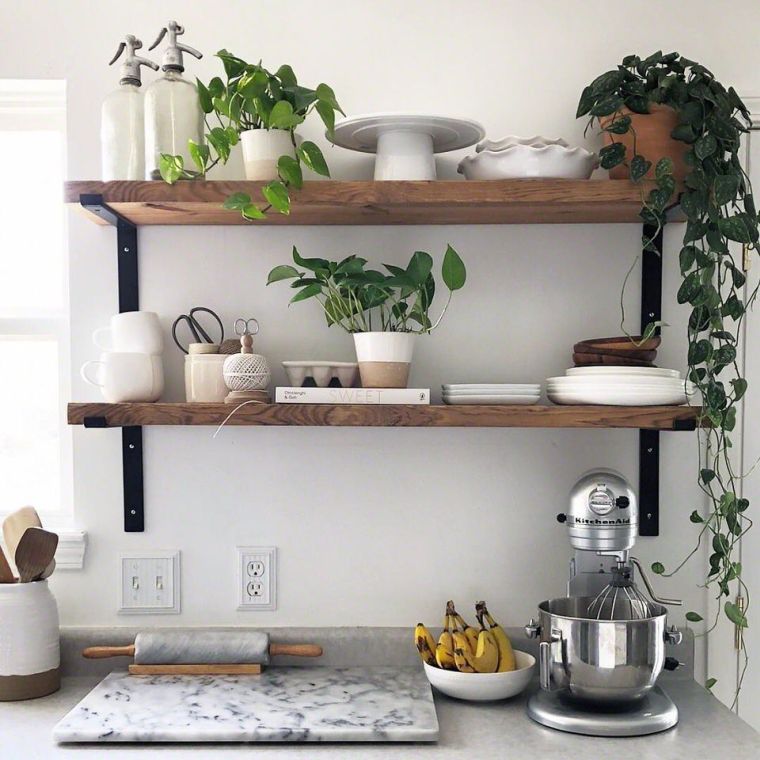 minimalistinės medinės virtuvės lentynos