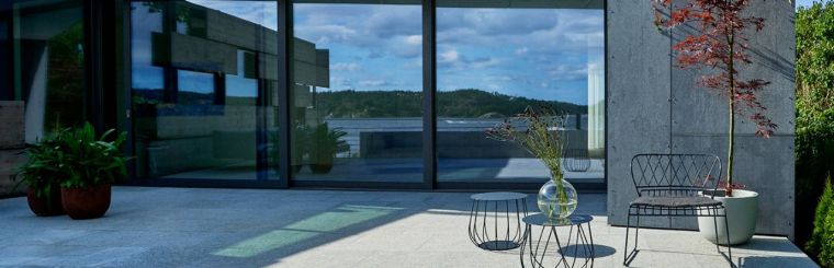 Terrazza con mobili di design deco in stile scandinavo
