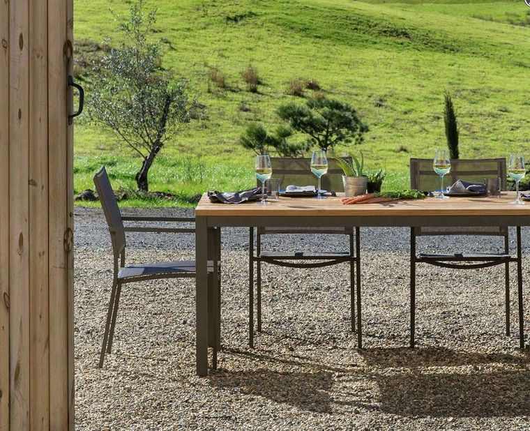 Arredamento in stile scandinavo soggiorno sedie da giardino zona pranzo