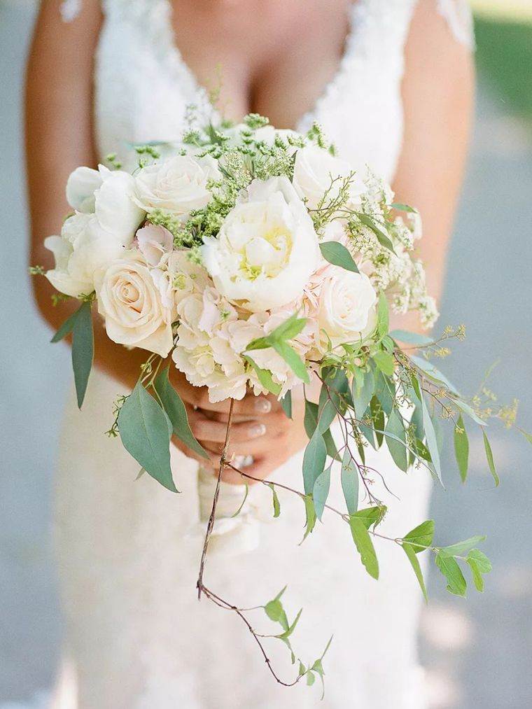 bouquet-matrimonio-romantiche-rose-bianche