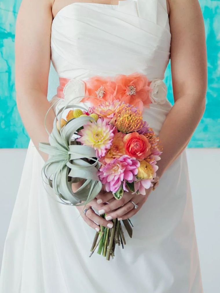 small-wedding-bouquet-minimalist-modern-example