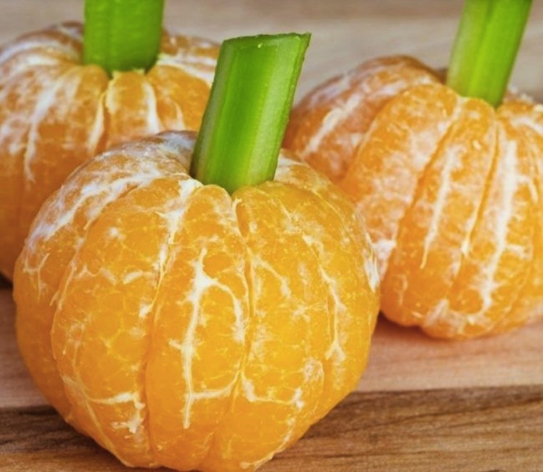 Pasto speciale di Halloween con zucca e clementine