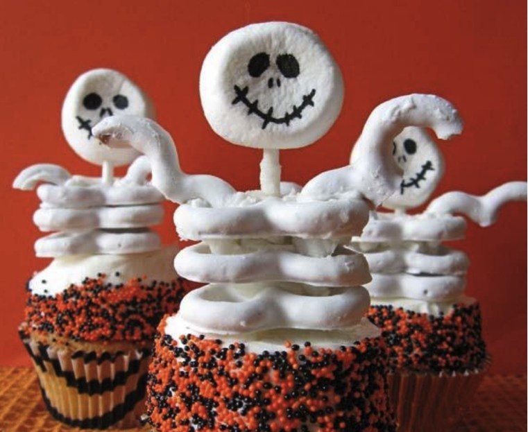 Étkezés-Halloween-cupcakes-csontvázak