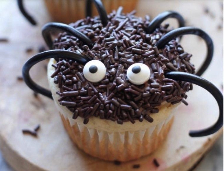 Étkezés-Halloween-Cupcakes-pókok