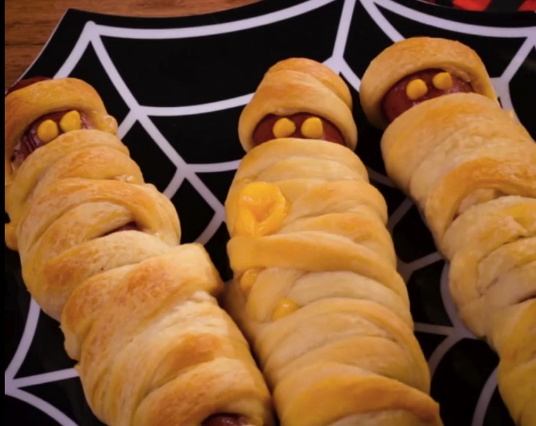 Különleges halloweeni hot-dog-múmia étkezés2