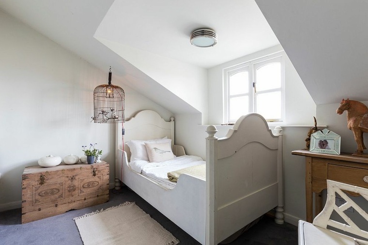 子供のぼろぼろのシックな装飾の現代的なスタイルの寝室