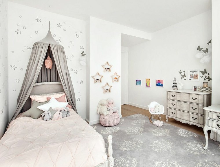 小さな女の子の寝室のためのぼろぼろのシックな装飾